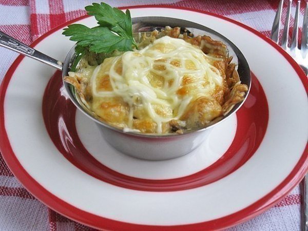 Жюльен из курицы с грибами.Ингредиенты: -Курица — 250 г -Шампиньоны — 250 г -Лук — 3 шт. -Сыр — 150 ...