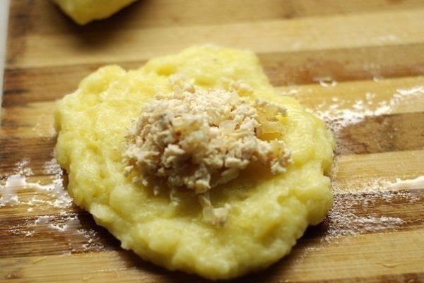 КАРТОФЕЛЬНЫЕ КОТЛЕТЫ С КУРИЦЕЙ .Нам потребуется: -картошечка -лучок -курочка -яичко Готовим ... - 4