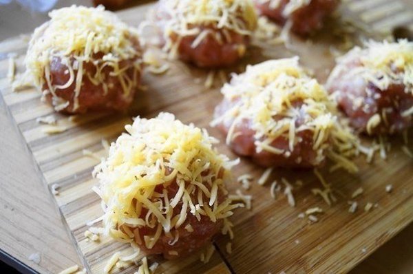 Слоеные клубочки с мясным фаршем под сыром.Ингредиенты: 300 г слоеного теста 500 г мясного фарша (у ... - 3