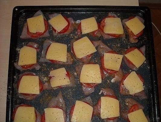 Куриное филе под сыром с помидорами.Ингредиенты:- филе куриное, 600-700 гр.;- помидоры, 3-4 шт;- ... - 6