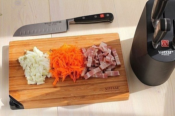 Гороховый суп с копченостями.Ингредиенты: 500 г ребрышки свиные (копченые) 300 г бекон (или ... - 5