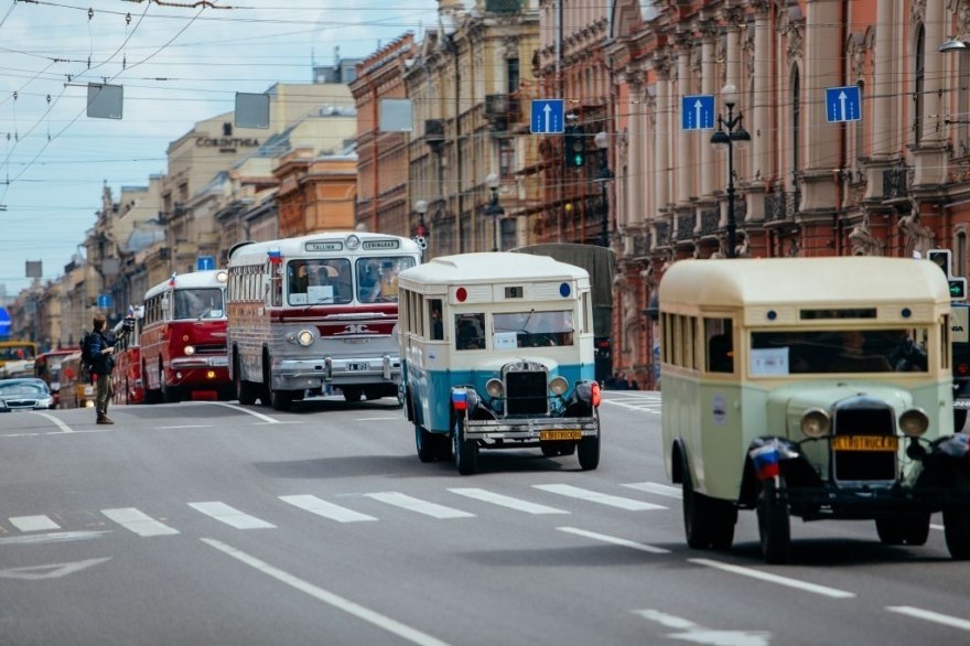 В день города по Невскому проедут сотни мотоциклов и ретро-троллейбусы. Ретро-троллейбусы, автобус ...