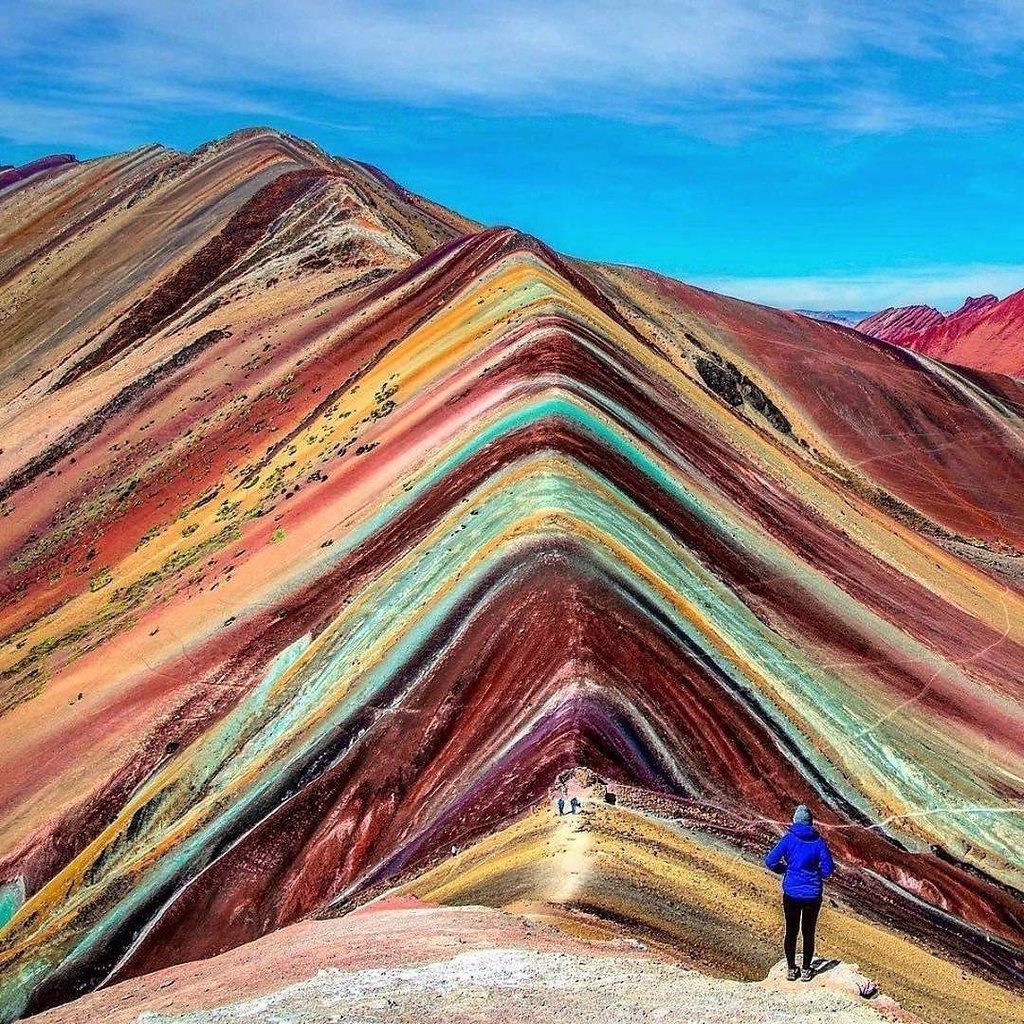Amazing around. Гора Виникунка в Перу. Гора Рейнбоу в Перу. Куско Перу радужные горы. Виникунка и радужные горы Перу.