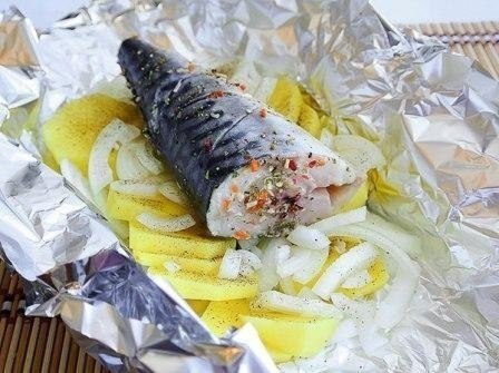 СКУМБРИЯ ЗАПЕЧЁННАЯ С КАРТОФЕЛЕМ .ИНГРЕДИЕНТЫ: скумбрия чищенная – 1 шт. картофель – 4-5 шт. ... - 7