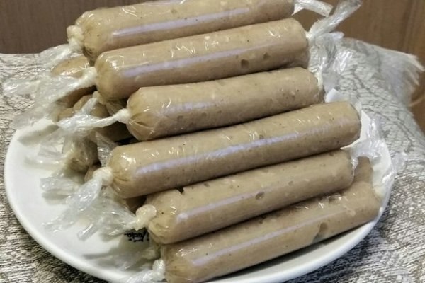 Низкокалорийные куриные сосиски с молоком.Хранящиеся в морозильной камере домашние куриные сосиски ...