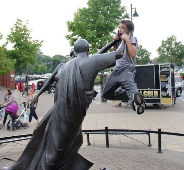 Дети, которые знают, как правильно фотографироваться с памятниками. - 3