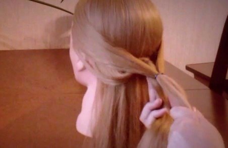 Простая прическа «Коса с резинками» (пошаговый урок).Эта шикарная укладка выглядит очень сложной, ... - 3