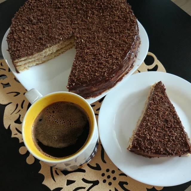 Торт с двумя видами крема.Очень вкусный торт) Ингредиенты 4 порции готовые коржи 150 г сливочного ...