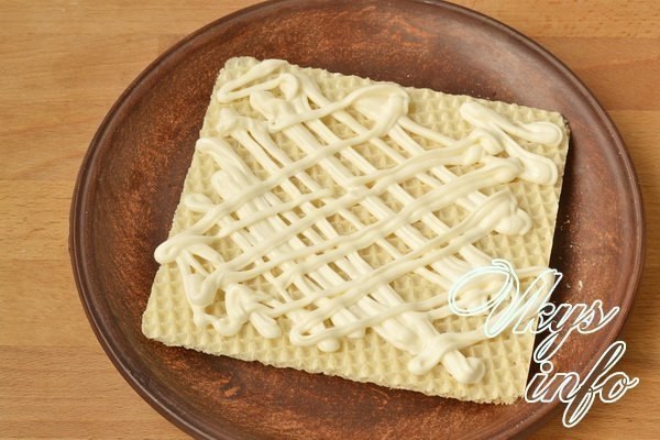 Закусочный торт из вафельных коржей с консервами. Приготовить закусочный торт из вафельных коржей не ... - 4