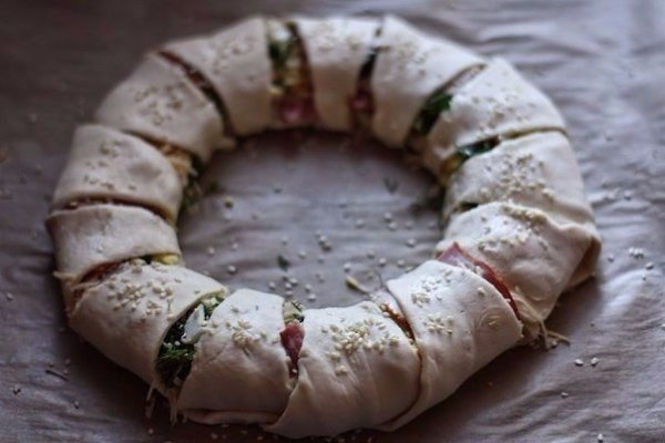 Пирог-венок с беконом, яйцами и сыром. Сохрани рецепт — пригодится! Ингредиенты: Тесто пресное ...