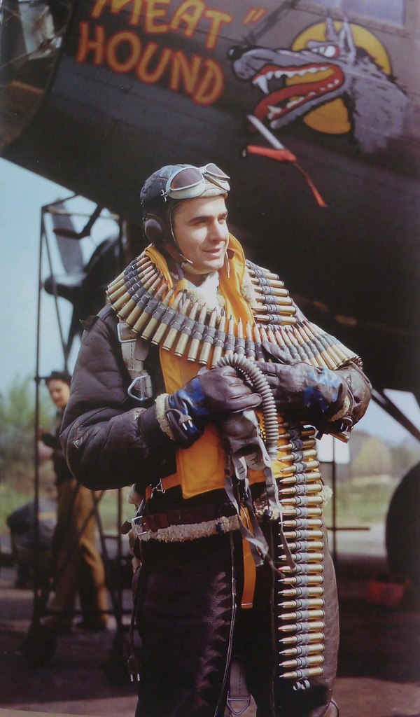 Бортстрелок штаб-сержант Фрэнк Т. Лусик у бомбардировщика B-17F-55-BO