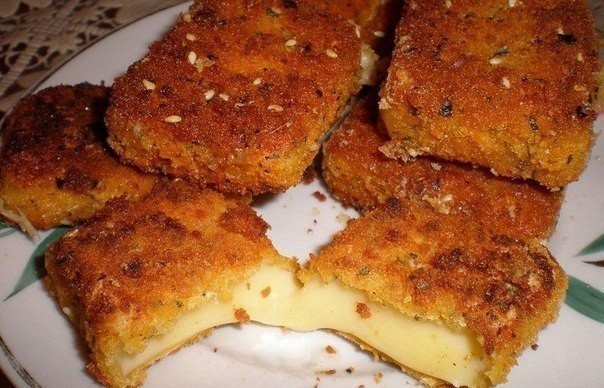 Жаренный сыр.Ингредиенты: твердый сыр мука, яйца, сухари.Приготовление:Нарезаем любой твердый или ...