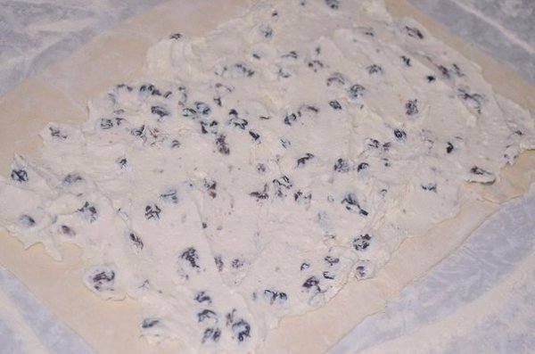 СЛОЕНКИ С ТВОРОЖНОЙ НАЧИНКОЙ И ИЗЮМОМ.Ингредиенты:- Тесто слоеное бездрожжевое 400 гр- творог 400 ... - 3