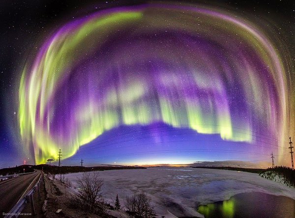 Полярное сияние над озером Имандра, Мурманская область, Россия