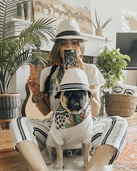 Милейший пес и его хозяйка! Инстаграм: honeyidressedthepug #настроение@ican