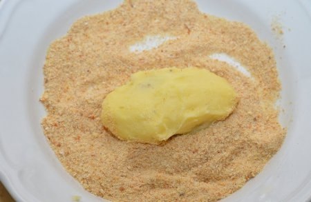 Картофельные зразы с фаршем .Ингредиенты -Картофель - 7 шт. -Фарш мясной - 500 гр. -Лук - 1 ... - 6