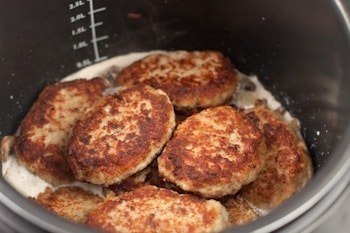 Котлеты из судака с грибным соусом в мультиварке. Рыбные котлеты должна уметь готовить любая ... - 8