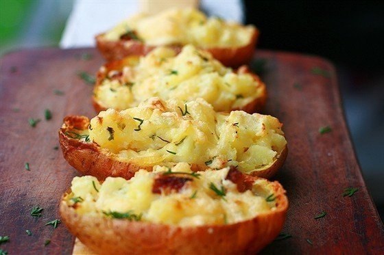 Картофель, запеченный в мундире.Ингредиенты (4 порции):Картофель - 4 шт.Чеснок - 4 зубчикаМасло ... - 6