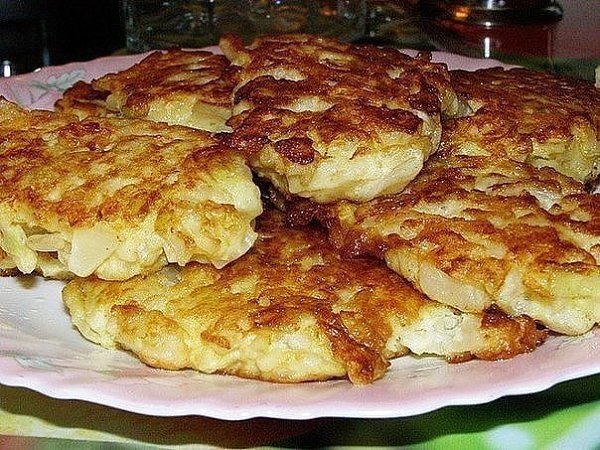 Капустные оладушки на кефире. ИНГРЕДИЕНТЫ 300-400 гр капусты 200 мл кефира 1 яйцо 1 луковица 3-5 ...