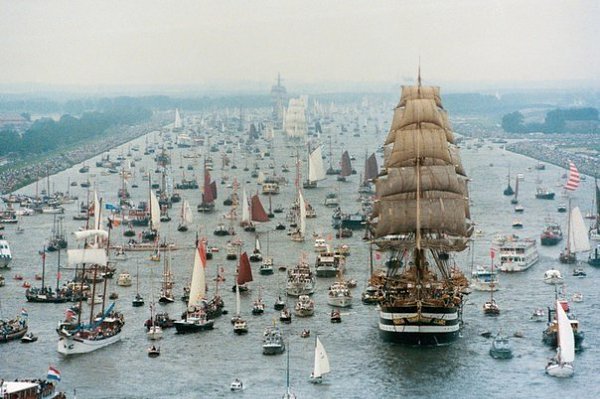 Раз в 5 лет в Амстердаме проходит парад кораблей SAIL Amsterdam.