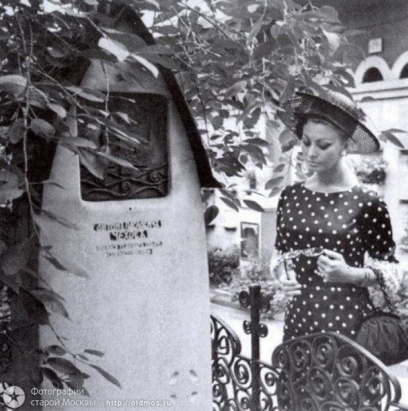 Софи Лорен на могиле А.П.Чехова, Новодевичье кладбище, Москва, 1965 год