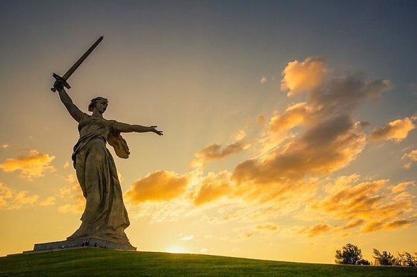ИЮНЬ. Шел июнь,цветастый,звонкий, Когда вокруг звенел весёлый смех. Когда выпускники шальные ...
