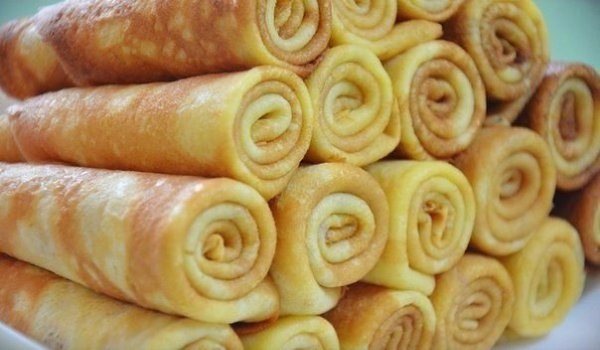 Блины на молоке.Ингредиенты:- 2 яйца- 0,5 л молока- 1 стакан муки- 1 ст. ложка сахара- сода на ...