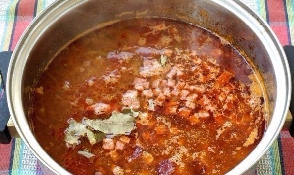 Солянка мясная .Мужчинам не устоять! Ингредиенты: Свинина мякоть - 300 г Колбаса варено-копчёная - ... - 4