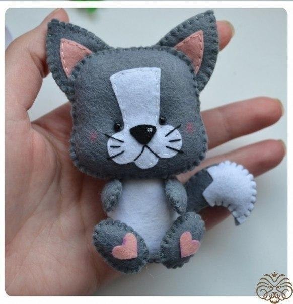 Забавные игрушки из фетра по одной выкройке