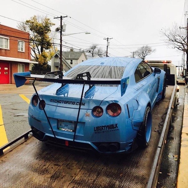 NISSAN GT-R