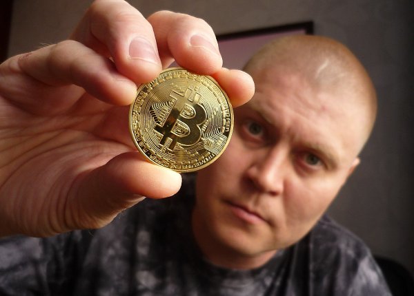 человек получает подарок в виде криптомонет