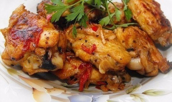 Готовим куриные крылышки - 10 лучших рецептов. 1. Крылышки с картошкой Ингредиенты: - 800 грамм ... - 7