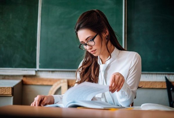 Выйдя замуж и окончив аспирантуру, я пришла преподавать отечественную и зарубежную литературу в вуз, ...