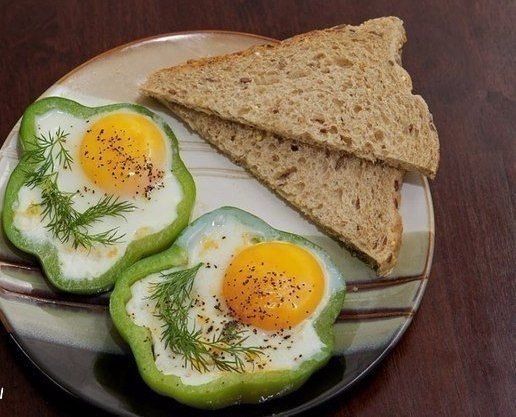 ГЛАЗУНЬЯ В КОЛЬЦАХ ИЗ БОЛГАРСКОГО ПЕРЦА.Очаровательные и очень вкусные колечки. А внутри еще ...