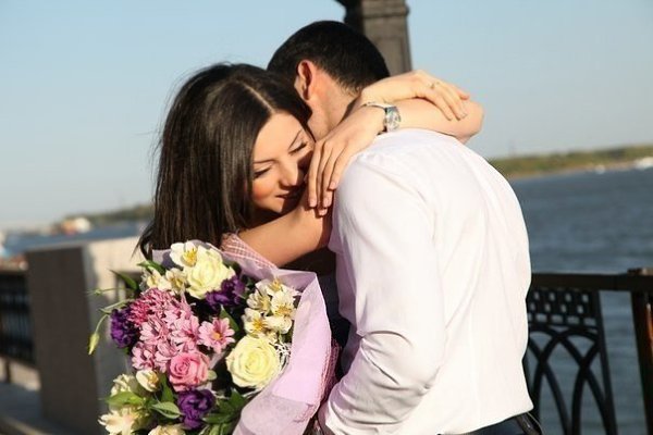 Говорите любимым чаще.Те слова, что рвутся из сердца.Позволяйте в любом ненастьеИм от нежности вашей ...