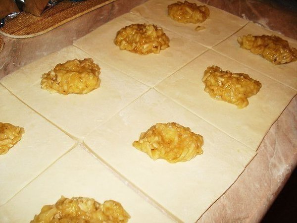 Слоёнки с банановой начинкой.Эти слоёнки готовятся из готового бездрожжевого теста. Обязательно ... - 2