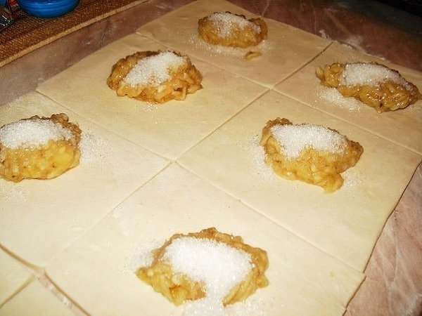 Слоёнки с банановой начинкой.Эти слоёнки готовятся из готового бездрожжевого теста. Обязательно ... - 3