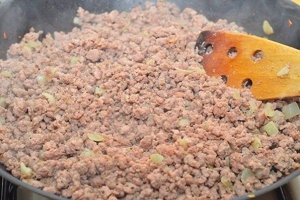 Картофельные зразы. Ингредиенты: Мясной фарш — 500 г Картофель — 7 шт. Лук репчатый — 1 шт. Чеснок — ... - 4