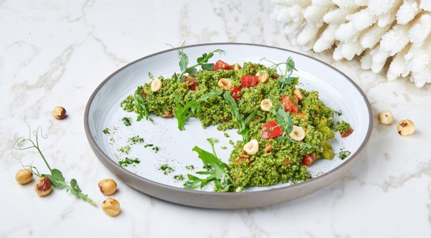 Кускус с песто.ИНГРЕДИЕНТЫкускус 80 гпесто 50 гтоматы 50 гсоль 3 гтоматы вяленые 10 гфундук 5 гкресс ...