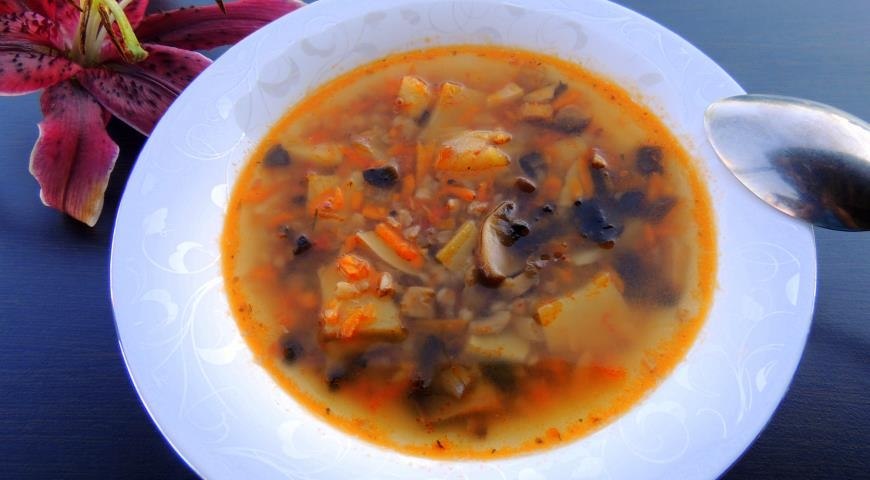 Суп с гречкой и шампиньонами.Отличный суп для поста и не только.ИНГРЕДИЕНТЫшампиньоны - 200 гкрупа ...