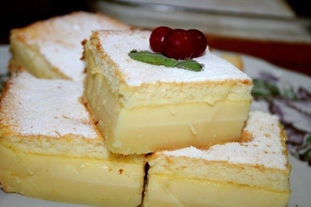 ОЧЕНЬ ВКУСНОЕ ПИРОЖНОЕ .ИНГРЕДИЕНТЫ: 4 яйца 125 г масла 500 мл теплого молока 115 г муки 150 г ...