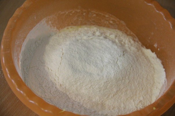 Пышные оладьи на кефире без яиц. Я часто пеку своим домочадцам всевозможные оладушки. Им особенно ... - 4