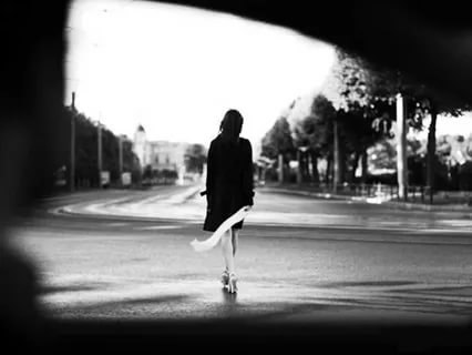 приятeль, она ушла. предcтавляешь, ушла. нет, она не упрямая, не высокомерная, не целая вселенная, ...