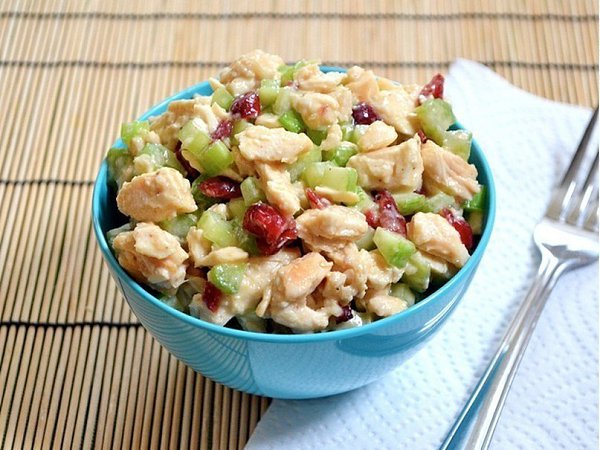 Пикантный куриный салат с клюквой.Ингредиенты:дижонская горчица 1 ст. л.клюква сушеная 1/4 ...
