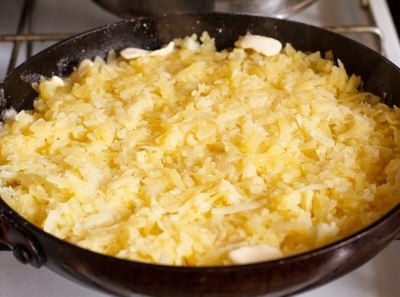 Картофель Рёшти - Швейцарская кухня.ИнгредиентыКартофель - 1 кг.Сливочное масло - 120 г.Соль - по ... - 3