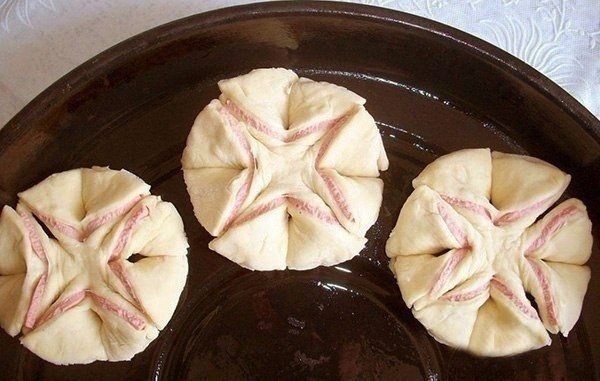 Колбасные цветочки.Можно использовать готовое слоеное тестоИнгредиенты:– молоко – 200 мл– яйцо – 1 ... - 4