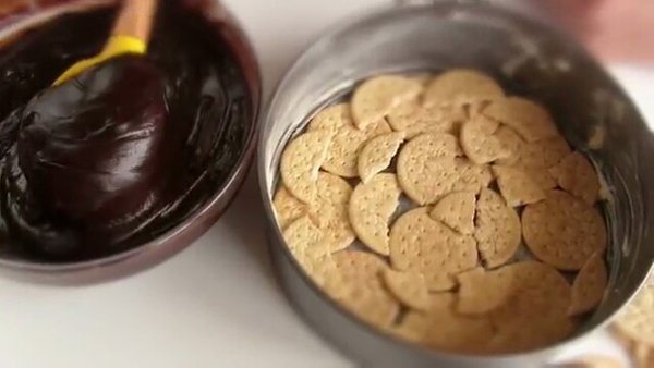 Торт без выпечки из печенья Мария. Готовим Торт без выпечки из печенья Мария.Это очень быстро,просто ... - 3