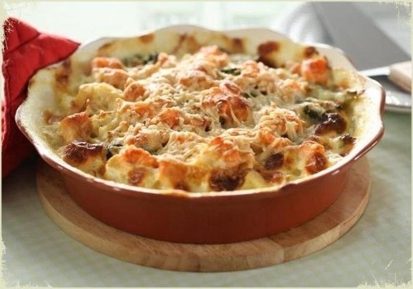 Аппетитная куриная запеканка под сыром — отличный вариант для тихого семейного ужина! Ингредиенты: ...