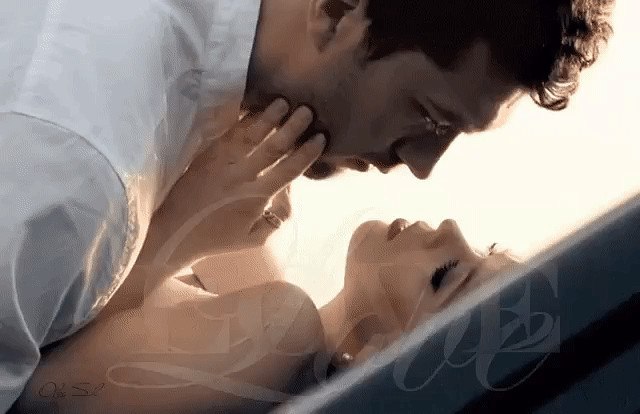 А хочешь, поцелую тебя нежно? Да так, чтоб мир вокруг затих, Пока шептать я буду еле слышно, Как ...