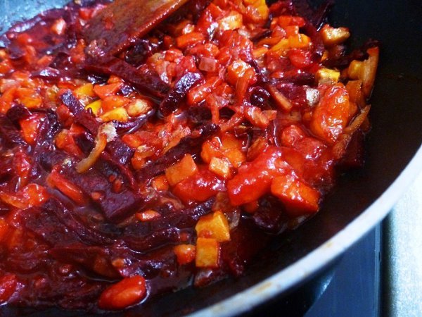 Борщ с сушеными грибами.Ингредиенты:Бульон (мясной) — 2 лКапуста свежая — 300 гГрибы сушеные — 40 ... - 3